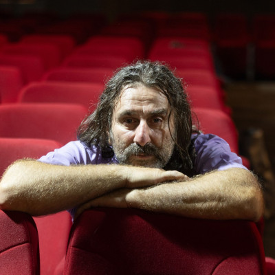 Ηλίας Βαλάσης: «Είμαστε ασεβείς ως λαός, μας κυνηγά η κακομοιριά, νιώθουμε διαρκώς κατατρεγμένοι»