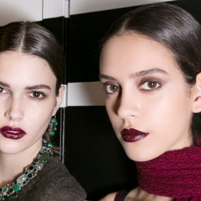 Τα goth lips του 2016 επέστεψαν και το νέο κόκκινο είναι σκοτεινό, τολμηρό και ακαταμάχητο