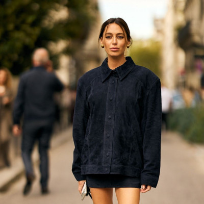 Suede jackets: Το διαχρονικό κομμάτι του φθινοπώρου που αναβαθμίζει κάθε εμφάνιση