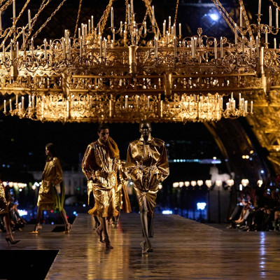 Το «χρυσό αντίο» του Anthony Vaccarello στον Saint Laurent & τα 5 ορόσημα στα 10 χρόνια πορείας του
