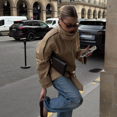 Trench coat season: Το διαχρονικό πανωφόρι που δεν φεύγει ποτέ από τη μόδα
