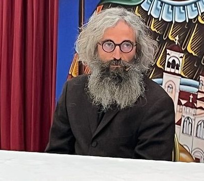 Ο αγνώριστος Άρης Σερβετάλης σε μία σπάνια εξομολόγηση για την πίστη του & τη νέα του σειρά