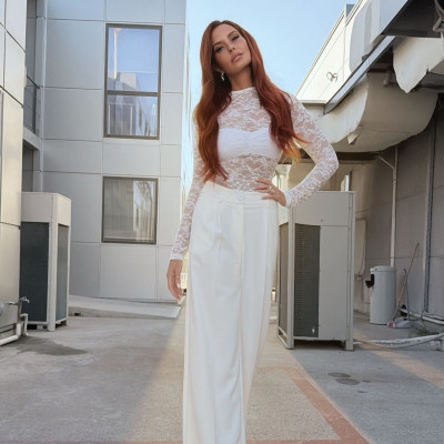 Total white και το φθινόπωρο! Η Σίσσυ Χρηστίδου μας δείχνει το πώς, με 2 looks
