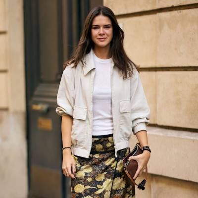 Fall trend: Τα πιο stylish κορίτσια φοράνε ήδη φούστες μέχρι το γόνατο με αυτές τις μπότες
