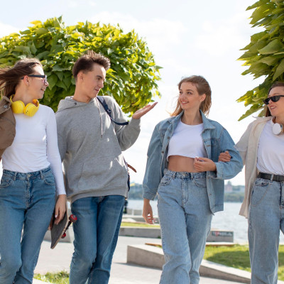 Το περπάτημα είναι η νέα τάση: Πώς η Gen Z μετέτρεψε τα βήματα σε τρόπο ζωής