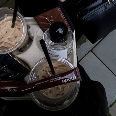 Coffee, but make it perfume: Τα αρώματα που μυρίζουν σαν τον καφέ σου και είναι εξίσου απολαυστικά