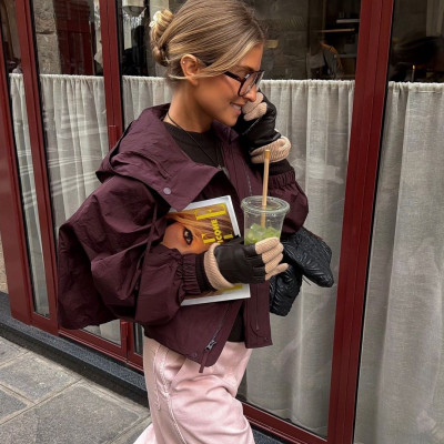 Ροζ και μπορντό: Τα cool girls του Instagram φοράνε συνέχεια αυτόν τον χρωματικό συνδυασμό