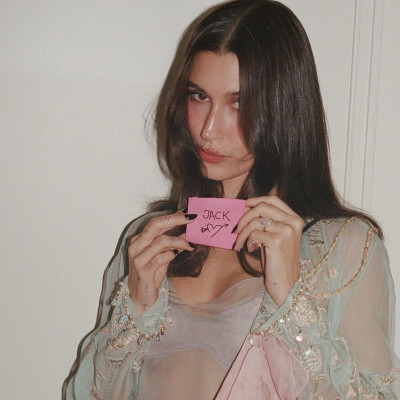 Hailey Bieber: Το μαύρο μανικιούρ της έχει τη λάμψη που θέλουμε για τη spooky season
