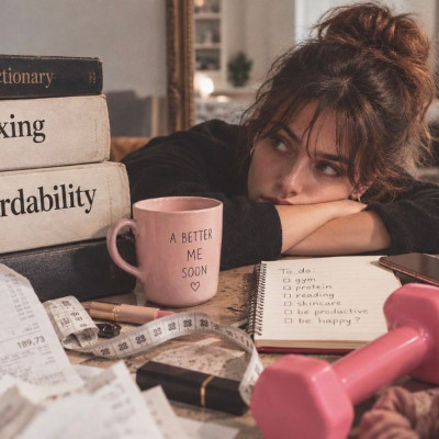 Maxxing vs affordability, και η λέξη της χρονιάς σε θέλει καλύτερη μέχρι να σιχαθείς τον εαυτό σου