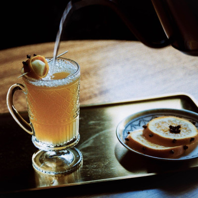 Hot Toddy: Το ζεστό cocktail με ουίσκι, λεμόνι και μπαχαρικά που βοηθά και στο κρυολόγημα