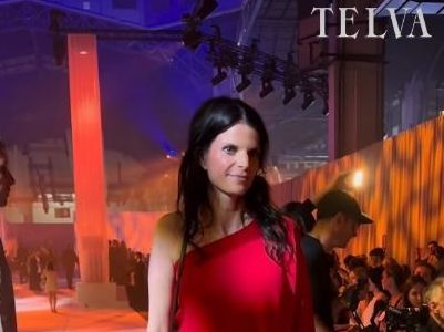 Γιατί η εμφάνιση της Αθηνάς Ωνάση στο σόου του Stéphane Rolland έγινε πάλι viral;