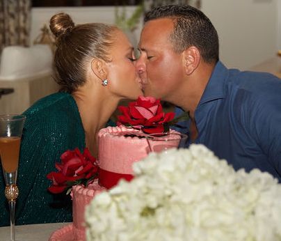 H Jennifer Lopez είχε γενέθλια και δημοσίευσε φωτογραφίες από το εντυπωσιακό της πάρτι (pics)