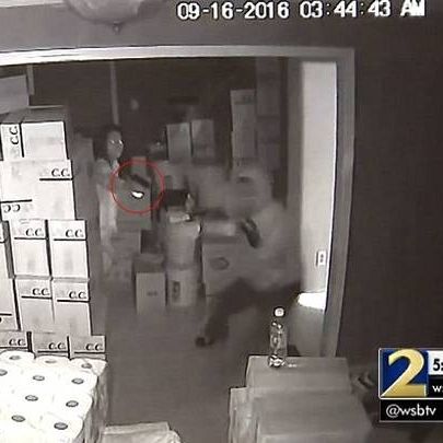 (ΠΡΟΣΟΧΗ! ΣΚΛΗΡΕΣ ΕΙΚΟΝΕΣ): Γυναίκα πυροβολεί εξ επαφής τρεις ένοπλους διαρρήκτες μέσα στο σπίτι της