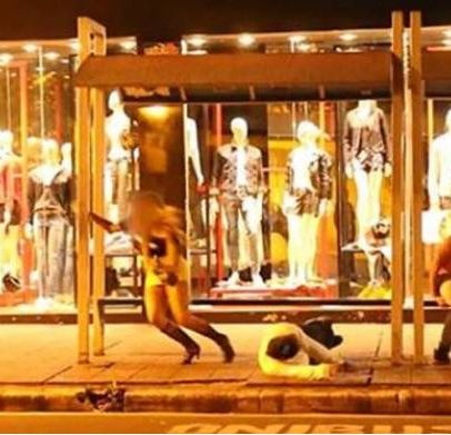 Απίστευτη φάρσα με ελεύθερο σκοπευτή σε στάση λεωφορείου (Video)