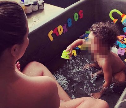 Τρελαθήκαμε! Έτσι κάνουν μπάνιο με το μικρό της αγγελούδι