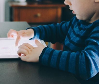 Τηλεκπαίδευση: Δωρεά τεχνολογικού εξοπλισμού σε δημόσια σχολεία της χώρας μας