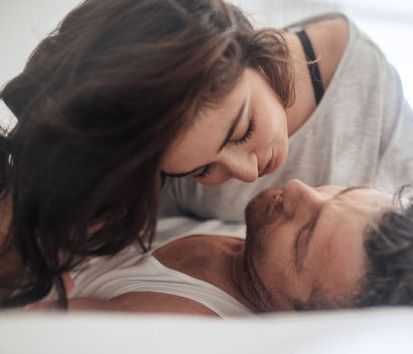 Το ένα και μοναδικό πράγμα που δεν πρέπει να κάνουν τα ζευγάρια πριν το σεξ, σύμφωνα με το γιατρό