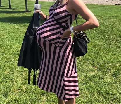 Ποζάρει με μαγιό στην 36η εβδομάδα της εγκυμοσύνης της και τρελαίνει το Instagram