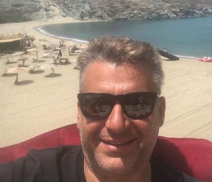 Γιώργος Λιάγκας: Οι πρώτες βουτιές με τα παιδιά του στην Τήνο (pics)