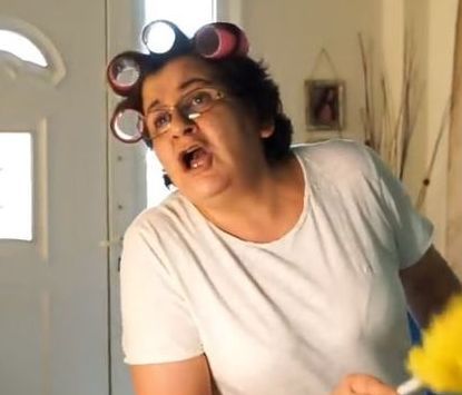 Αυτή η Ελληνίδα μάνα τρέλανε το διαδίκτυο μέσα σε λίγες ώρες και μας θύμισε τη δική μας μαμά! (vid)