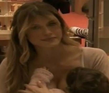 Σάντυ Κουτσοσταμάτη: Διοργάνωσε ταυτόχρονο δημόσιο θηλασμό