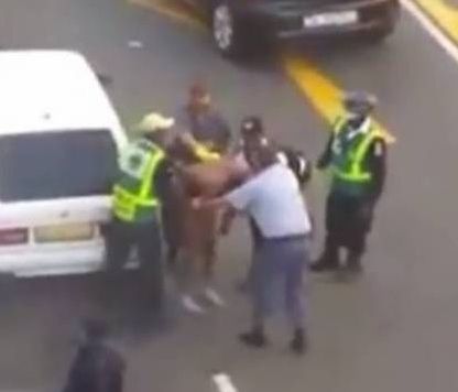 Αστυνομικοί χτυπούν ανελέητα νεαρό επειδή είναι μαύρος! (βίντεο)