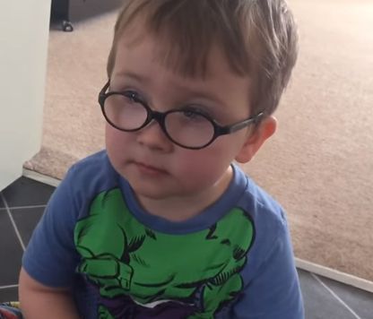 «Μαμά, δεν έχω κοπέλα». Ο μπόμπιρας που έχει ξετρελάνει εκατομμύρια χρήστες του διαδικτύου