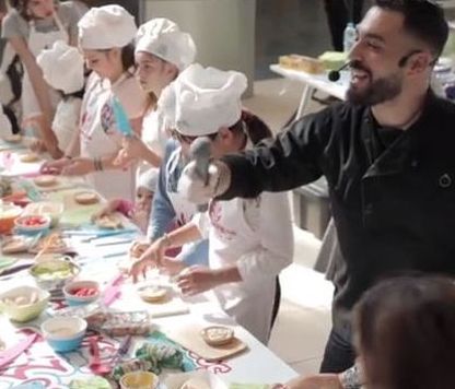 Ο Κυριάκος Μελάς μας μαθαίνει πώς θα μάθουμε να μαγειρεύουμε υγιεινά στα παιδιά μας (vid)