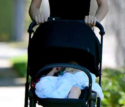 Έντεκα μήνες μετά τη γέννηση του γιου της και έχει αυτό το κορμί (pics)