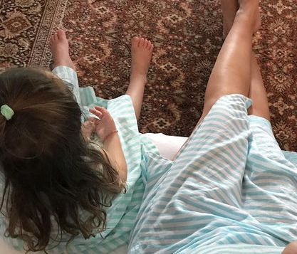 Ελληνίδα παρουσιάστρια ποζάρει φορώντας το ίδιο φόρεμα με την κόρη της (pic)