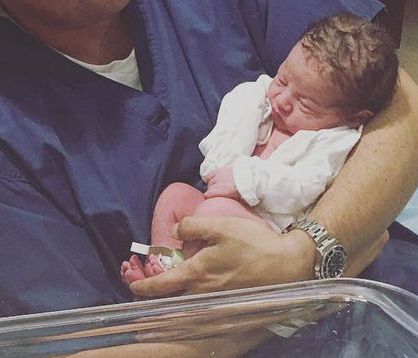 Πριν μερικές ώρες έγιναν γονείς! Δείτε βίντεο και φωτογραφίες από το μαιευτήριο