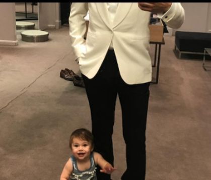 Γνωστός παρουσιαστής παντρεύεται και διαλέγει κοστούμι με την κόρη του