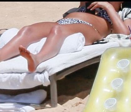 Ο φωτογραφικός φακός την τσάκωσε στην παραλία! Οι πρώτες φωτογραφίες μετά τα νέα της εγκυμοσύνης