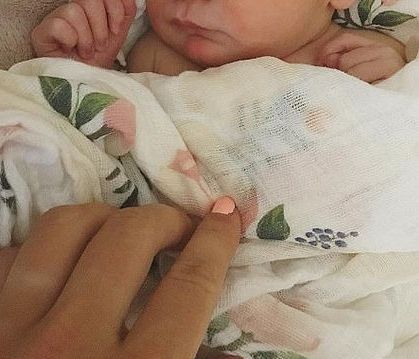 Γνωστός τραγουδιστής έγινε ξανά μπαμπάς- Δείτε την πρώτη φωτογραφία της νεογέννητης κόρης του