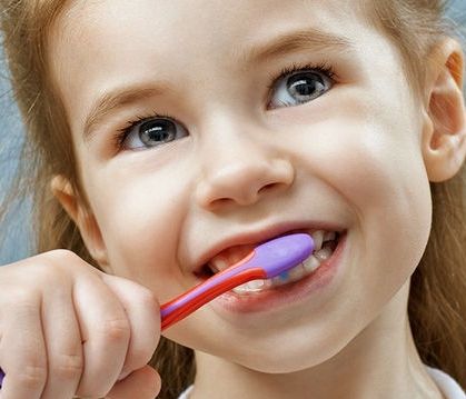 Τι τροφές πρέπει να καταναλώνει το παιδί για να έχει γερά δόντια