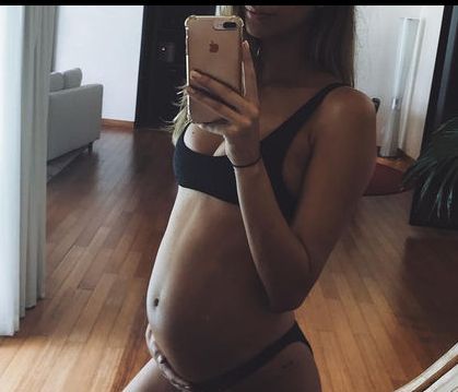 Φωτογραφίζεται με μπικίνι και δείχνει τη φουσκωμένη της κοιλίτσα!