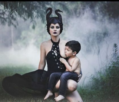 Φωτογραφήθηκε ως Maleficent θηλάζοντας το γιο της και οι φώτο της έγιναν viral (pics)