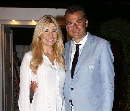 Φαίη Σκορδά - Γιώργος Λιάγκας: Ο γιος τους Γιάννης μεγάλωσε πολύ και παίζει bowling (photos)