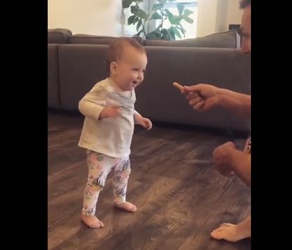 Κοριτσάκι κάνει τα πρώτα της βήματα για χάρη μίας… τηγανιτής πατάτας