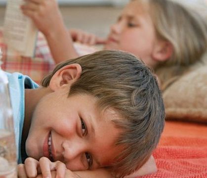 Επιστροφή στο σχολείο: Πώς θα κρατήσεις τις ψείρες μακριά από το παιδί σου