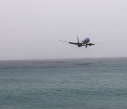 Πιλότος σχεδόν ακουμπά τον ωκεανό πριν προσγειώσει το αεροπλάνο (video)
