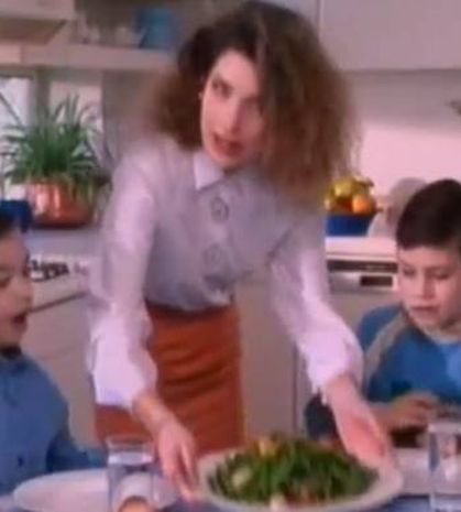 Η Ελένη Μενεγάκη με μαλλιά αφάνα και φωνή άλλης!