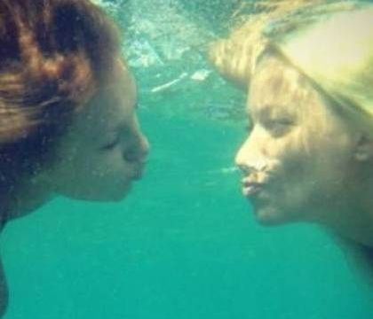 Ελληνίδες τραγουδίστριες ανταλλάσσουν υποβρύχια φιλιά!