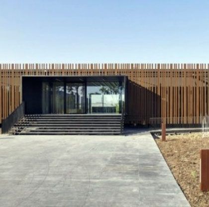 Παρά τη λεωφόρω