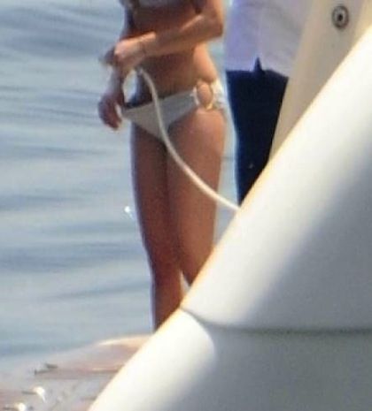 Απολαμβάνει το... ντους της!