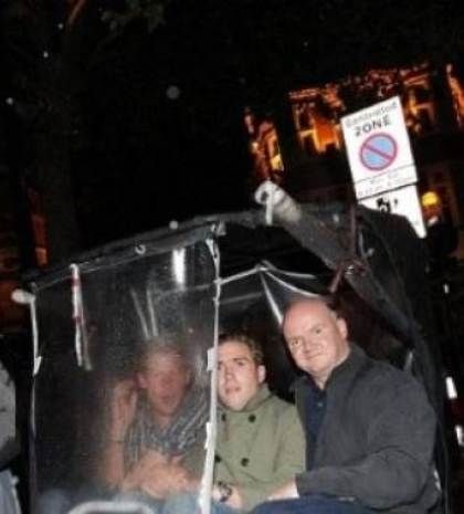 Ο Πρίγκιπας Χάρυ «τύφλα» στο μεθύσι και πάνω σε καρότσα!