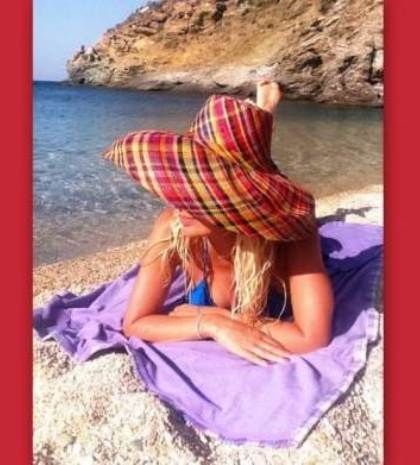 Ελένη Μενεγάκη: Είναι στα Άχλα και twittάρει