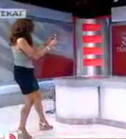 Σε τρελά κέφια η Πόπη Τσαπανίδου! Φωτογραφίζει την Ολυμπίου on air!