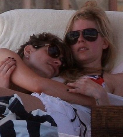 Ποια τραγουδίστρια απολαμβάνει γυναικεία συντροφιά μετά τον χωρισμό της;