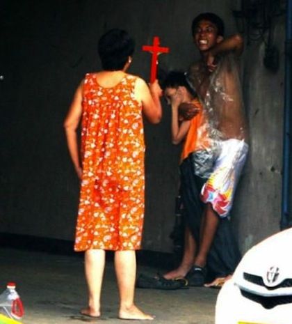 Απίστευτο: Αντιμετώπισε τον απαγωγέα του παιδιού της με έναν σταυρό